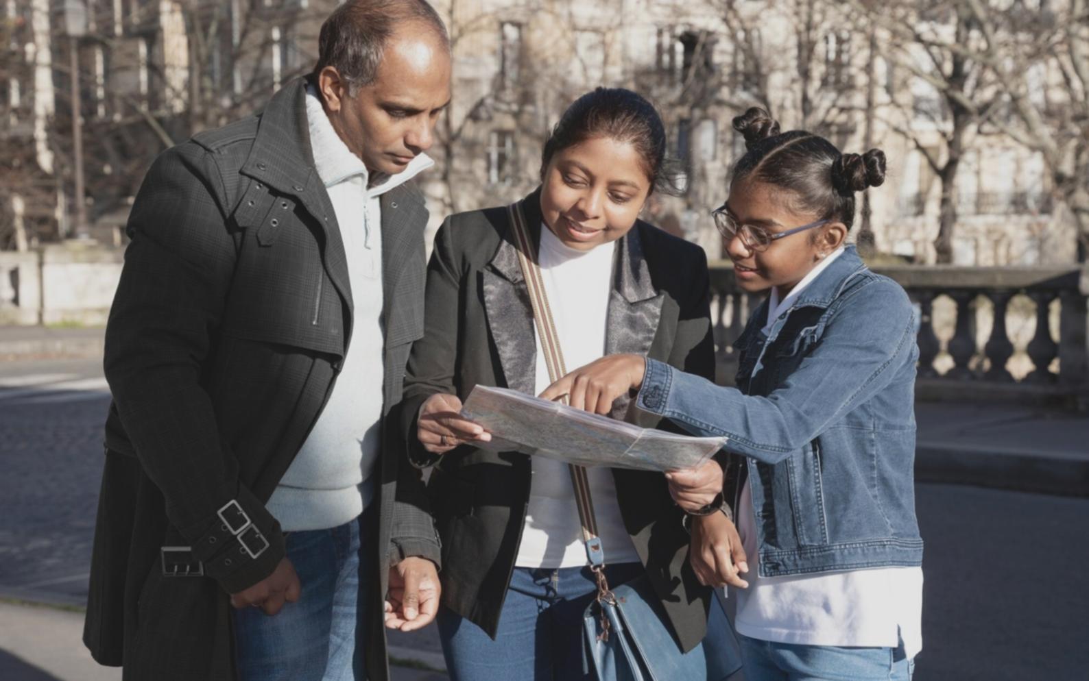 Estudiantes participando en sesión de aprendizaje financiero